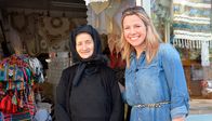 alpha-expedition: Wunderschön! – Moderatorin Andrea Grießmann (r) mit einer Bewohnerin des Bergdorfes Anogia.