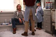 The Mick – Selbst einen Zahn zu ziehen ist doch keine große Sache. Jimmy (Scott MacArthur, l.), Chip (Thomas Barbusca, M.) und Ben (Jack Stanton, r.) ahnen nicht, was für Konsequenzen dieses Experiment mit sich bringt ...