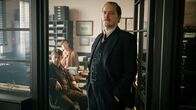 Babylon Berlin – Babylon Berlin Staffel 3 Folge 11 Misstrauischer Vorgesetzter: Godehard Giese als Kommissar Böhm Copyright: SRF/X Filme Creative Pool GmbH/ARD Degeto Film GmbH/Sky Deutschland/WDR/Beta Film GmbH/Frédéric Batier