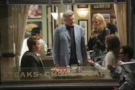 How I Met Your Mother – Ted, Marshall und Lily sind zu der Überzeugung gekommen, dass man Barney (Neil Patrick Harris, l.) und Robin (Cobie Smulders, 2.v.r.) auseinanderbringen sollte. Mit Hilfe von Alan Thicke (Alan Thicke, 2.v.l.), Meg (April Bowlby, M.) und dem Lost In Space-Roboter (Whit Hertford, r.) hoffen sie auf Erfolg ...