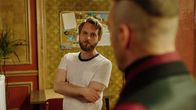 The Royals – Cyrus setzt alles daran, Aston (Tom Crowley) zu seinen neuen Verbündeten zu machen. Mit Erfolg?