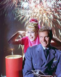 Bezaubernde Jeannie – Von links nach rechts: Jeannie (Barbara Eden) und Tony Nelson (Larry Hagman).
