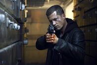 Tatort – NDR Fernsehen TATORT, "Willkommen in Hamburg" Uhr. Nick Tschiller (Til Schweiger) schwerbewaffnet im Speicher.
