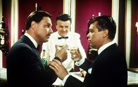 Ist Geraldine ein Engel? – "Ist Geraldine ein Engel?" Der charmante Playboy Jan (Ivan Desny, li.) und der ausgesperrte Niki (Peter Weck) lernen sich an der Bar kennen.