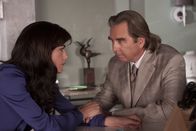 Columbus Circle – Abigail (Selma Blair) hat seit Jahren nur noch mit Concierge Klandermann und Dr. Raymond Fontaine (Beau Bridges) Kontakt.