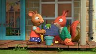 Pip und Posy – Für den weltbesten Zaubertrank mischen Posy und Jamila zahlreiche Kräuter aus dem Garten.