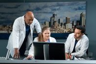 Grey's Anatomy – Grey's Anatomy Staffel 15 Folge 18 Teamwork am Computer: James Pickens Jr. als Dr. Richard Webber, Jaicy Elliot als Dr. Taryn Helm, Jesse Williams als Dr. Jackson Avery Copyright: SRF/ABC Studios