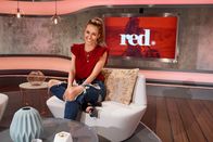 red. – Moderatorin Annemarie Carpendale präsentiert ...