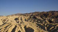 Die Entstehung der Erde – Death Valley ist eine geologische Schatzkiste. Tief im Inneren der Sedimente versteckt sind Beweise der letzten Eiszeit - ironischerweise am heißesten Platz der Welt. Auch wenn sich das Gebiet nur wenige hundert Kilometer vom Pazifik entfernt befindet, ist es eines der trockensten Gegenden der Erde./Death Valley ist eine geologische Schatzkiste. Tief im Inneren der Sedimente versteckt sind Beweise der letzten Eiszeit - ironischerweise am heißesten Platz der Welt. Auch wenn sich das Gebiet nur wenige hundert Kilometer vom Pazifik entfernt befindet, ist es eines der trockensten Gegenden der Erde.