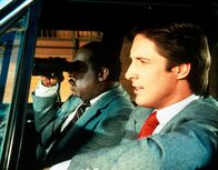 Agentin mit Herz – Lee (Bruce Boxleitner, r.) und Billy (Mel Stewart, l.) observieren vom Auto aus eine verdächtige Wohlfahrtsveranstaltung, zu der sie keinen Zutritt haben.