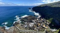 mareTV – An der Nordküste der Insel, auf einer Lavazunge am Fuße eines Steilhangs, liegt das Dorf Pozo de las Calcosas. Die ehemalige Fischersiedlung ist bei Einheimischen beliebt als Ferien- und Wochenend-Domizil.