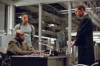 I Robot – Die Entwicklerfirma "U.S. Robotics" von Lawrence Robertson (Bruce Greenwood, r.) steht kurz davor, den ganz neuen Robot-Typ NS-5 auf den Markt zu bringen, als ein Mord in der Firma geschieht. Während Lt. John Bergin (Chi McBride, l.) nicht glaubt, dass ein Robot gegen die ihm einprogrammierten Gesetze verstoßen hat, ist sich Detective Del Spooner (Will Smith, M.) sicher, den Täter unter den Maschinenmenschen zu finden ...
