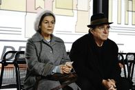 Kirschblüten - Hanami – Um die Kinder in Berlin zu besuchen, haben sich Rudi (Elmar Wepper) und Trudi (Hannelore Elsner) aus dem Allgäu aufgemacht und fühlen sich der Hauptstadt plötzlich ganz verloren.