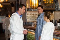 Silent Witness – Dr. Thomas Chamberlain (Richard Lintern), Dr. Nikki Alexander (Emilia Fox) und Dr. Jack Hodgson (David Caves) stehen in einem japanischen Restaurant und untersuchen die Mordhintergründe des Verdächtigen.