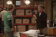 Last Man Standing – Mike (Tim Allen, r.) spielt Armor für seine 17 Jahre alte Tochter Mandy und will seinen Angestellten Kyle (Christoph Sanders, l.) zu einem Date mit ihr überreden. Der willigt ein, doch die Dinge kommen anders als geplant ...