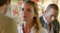 Watzmann ermittelt – Tina Ganter (Deborah Müller, M.) spricht mit ihrem Bruder Carsten Ganter (Tillbert Strahl, l.). Jerry Paulsen (Peter Marton, r.) beobachtet das Geschehen genau, hört aufmerksam zu.