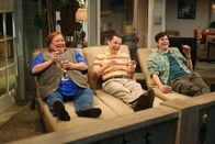 Two and a Half Men – Charlie ist am Leben und möchte Rache. Müssen Alan (Jon Cryer, M.), Walden (Ashton Kutcher, r.) und Berta (Conchata Ferrell, l.) nun um ihr Leben fürchten?