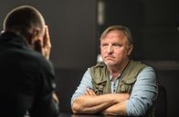 Tatort – Aktionskünstler Zoltan Rajinovic alias G.O.D. (Aleksandar Jovanovic, links) unter Verdacht: Kommissar Frank Thiel (Axel Prahl, rechts) verhört ihn.