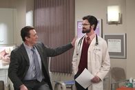 How I Met Your Mother – Marshall (Jason Segel, l.) und Lily sind immer noch nicht schwanger und suchen deshalb den Spezialisten Dr. Stangel (Neil Patrick Harris, r.) auf. Dabei erleben sie eine große Überraschung ...