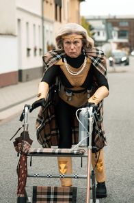 Kroymann – In "Kroymann", Folge 9 von Radio Bremen, SWR, NDR und WDR ist Maren Kroymann als Superheldin der ganz besonderen Art unterwegs.