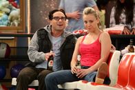The Big Bang Theory – Geraten in Streit: Leonard (Johnny Galecki, l.) und Penny (Kaley Cuoco, r.) ...