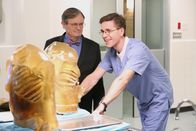 Navy CIS – Können sie dem Mechanismus der tödlichen "Schutz"westen auf die Spur kommen? Dr. Mallard (David McCallum, l.) und Palmer (Brian Dietzen, r.) ...