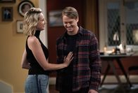Last Man Standing – Mandy (Molly McCook, l.); Kyle (Christoph Sanders, r.)