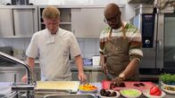 Yared kommt rum – Einer der Zuhause kocht: Björn von Appen (links) mit Yared Dibaba