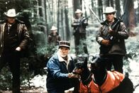 Rambo I – Aus eher nichtigem Anlass wird der im Krieg ausgezeichnete Held Rambo von der Polizei gejagt. In die Enge getrieben, liefert er der Staatsgewalt einen blutigen Privatkrieg ...