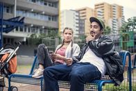 Blockbustaz – Nachdenkliche Blicke: Lisa (Cosima Henman) und Sol (Eko Fresh).