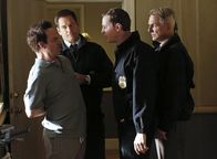 Navy CIS – Was hat Mashir Malik (Jes Rees, l.) mit dem aktuellen Fall zu tun? Gibbs (Mark Harmon, r.), McGee (Sean Murray, 2.v.r.) und Tony (Michael Weatherly, 2.v.l.) versuchen, es herauszufinden ...
