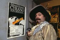 Lukas – Lukas (Dirk Bach) im Kostüm als Cyrano de Bergerac vor der Premiere.