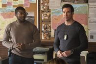 FBI: Most Wanted – Ray Cannon (Edwin Hodge, l.); Remy Scott (Dylan McDermott, r.)