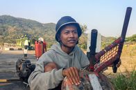 360° - Geo-Reportage – Der 17-jährige Gahly will mit seinem selbst gebauten Fahrzeug zu einem Vespa-Treff nach Kediri.
