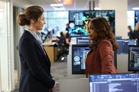 The Rookie – Agent Fox (Kat Foster, l.) versucht Clark (Niecy Nash, r.) mit der harten Realität des FBI zu konfrontieren. Doch Clarks Eigensinnigkeit lässt sie weiter machen.
