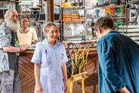 Death in Paradise – Ellis Baxter (Ben Wiggins, r.) macht seiner Freundin Petra (Leah Brotherhead, 2.v.r.) im Beisammensein von Ivan (Pearce Quigley, l.) und Laurette (Leah Walker, 2.v.l.) einen Heiratsantrag. Doch das Glück währt nicht lange: Kurz darauf wird er tot aufgefunden.