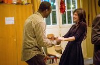 Heute bin ich Samba – Omar Sy (Samba) und Charlotte Gainsbourg (Alice) in "Heute bin ich Samba" von Eric Toledano und Olivier Nakache aus dem Jahr 2014