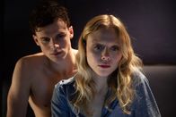 Postcard Killings – Ein mörderisches Paar: Mac (Ruairi O´Connor) und Sylvia (Naomi Battrick) suchen nach ihren nächsten Opfern.