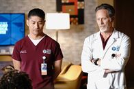 Chicago Med – Chicago Med Staffel 6 Folge 15 Ein schwieriger Fall: Brian Tee als Dr. Ethan Choi, Steven Weber als Dr. Dean Archer