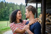 Sturm der Liebe – Vanessa (Jeannine Gaspár, l.) ist berührt, als sie Max‘ (Stefan Hartmann, r.) Überraschungsgeschenk für sich entdeckt.