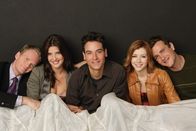 How I Met Your Mother – (1. Staffel) - Ein Blick zurück in die wilden Jahre von Ted (Josh Radnor, M.), Marshall (Jason Segel, r.), Barney (Neil Patrick Harris, l.), Lily (Alyson Hannigan, 2.v.r.) und Robin (Cobie Smulders, 2.v.l.) ...