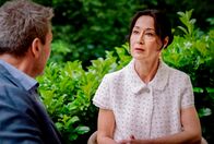 Sturm der Liebe – Sophia (Krista Birkner, r.) muss gute Miene zum bösen Spiel machen, als Christoph (Dieter Bach, l.) doch gute Chancen auf den Kredit bei seiner Bank hat.