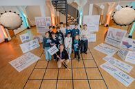 PUR+ – Moderator Eric Mayer will's wissen und macht ein Sozialexperiment an einer Frankfurter Schule. Schülerinnen und Schülern der 5. bis 10. Klasse diskutieren über verschiedene Themen und finden heraus, wie schwierig Mitbestimmung sein kann. Beim Gestalten eines Schulhofs müssen sie viele Bedürfnisse berücksichtigen und gemeinsam Kompromisse finden.
