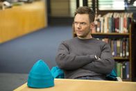 Community – Jeff (Joel McHale) und die Lerntruppe erfahren einige pikante Geheimnisse voneinander, als sie sich nach Pierces Tod einem Lügendetektor und einer Fragerunde stellen müssen ...
