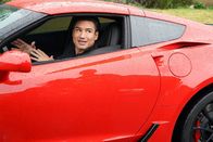 The Rookie – Mario Lopez (Mario Lopez) nutzt seinen Prominentenstatus aus, um dem Strafzettel zu umgehen.