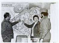 Tschernobyl - Die Katastrophe – Die Chefarchitektin von Prypjat, Maria Protsenko (2.v.r.), hat die Atomstadt Prypjat geplant. Nach dem Unfall arbeitet sie im Tschernobyl-Krisenstab mit. Sie muss die Strahlungswerte in den Stadtplänen von Prypjat kartieren.