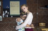 Cry Wolf – In einem Schulaufsatz beschreibt Holly (Flora Ofelia Hofmann Lindahl) ihre Gewalterfahrungen: Sie und ihr jüngerer Bruder Theo (Noah Storm Otto) scheinen in unmittelbarer Gefahr zu schweben.