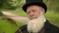Charles Darwin – Charles Darwin (Manfred Eibisch) grübelt über den Pfau.