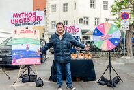 Mythos Ungesund – Hanno Settele leitet das Spiel Mythos ungesund ein auf einem Marktplatz.