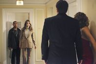 Castle – Kate Beckett (Stana Katic, 2.v.l.) und Javier Esposito (Jon Huertas, l.) betreten genau in dem Moment den Flur, in dem sich Richard Castle (Nathan Fillion, 2.v.r.) und Kristin Lehman (Serena Kaye, r.) näherkommen ...